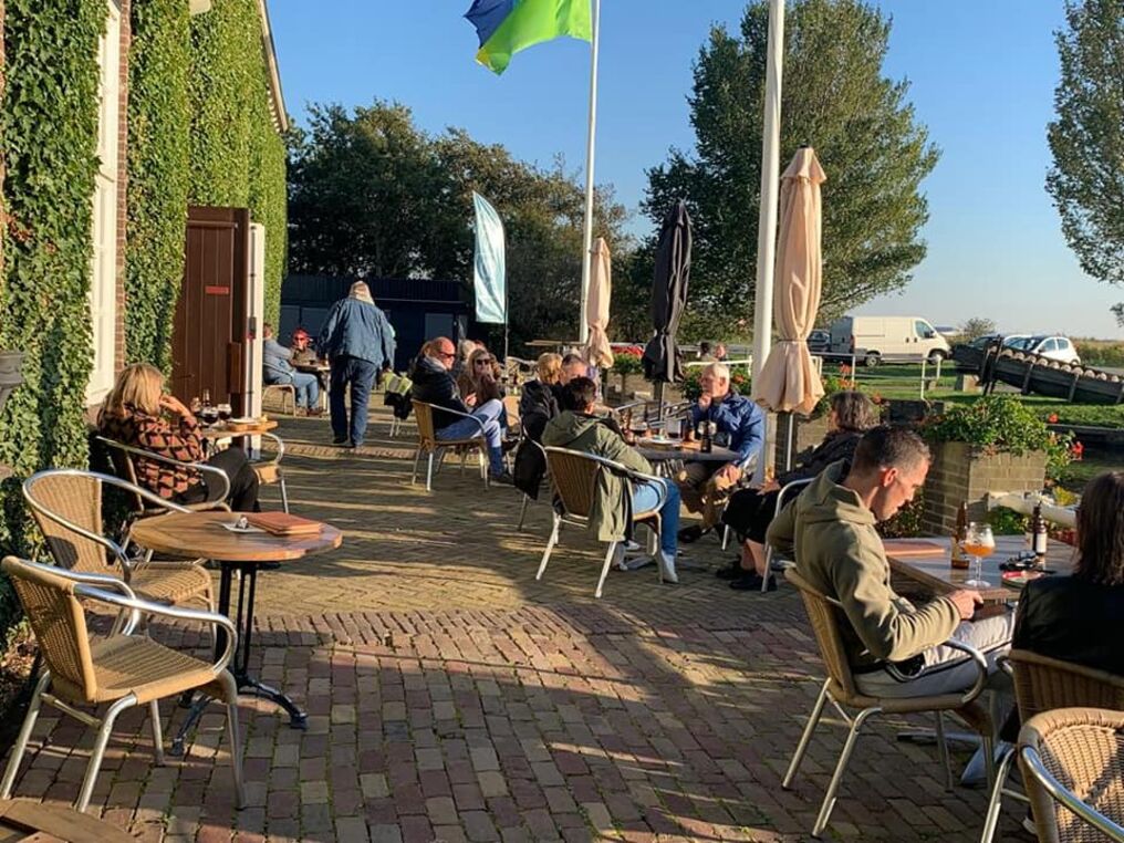 Een terras foto van Cafe de pomp