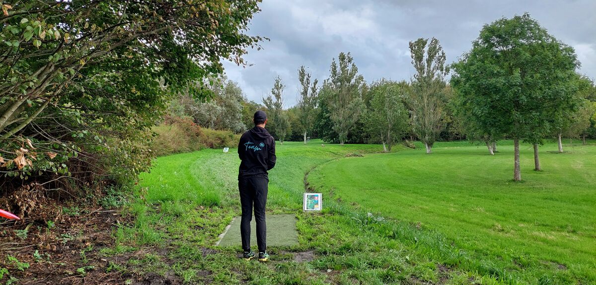 een geoefende speler op een hole